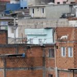 Casas de tijolo à vista em comunidade de São Paulo