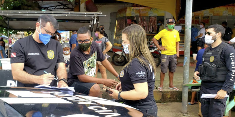 Pesquisa mostra que a maioria dos policiais civis e militares brasileiros tem medo de contrair a Covid-19