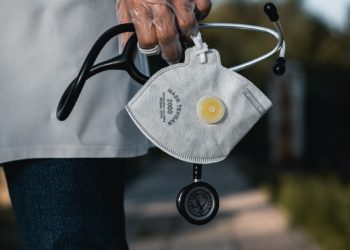 Menos de 15% dos profissionais de saúde se sentem preparados para lidar com a Covid-19