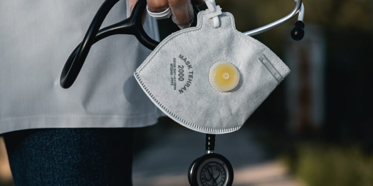 Menos de 15% dos profissionais de saúde se sentem preparados para lidar com a Covid-19