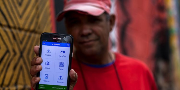 Moedas complementares digitais para o pagamento do auxílio emergencial na crise da Covid-19