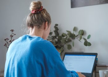 Home office sem adaptação necessária pode causar dores no corpo e problemas no sono