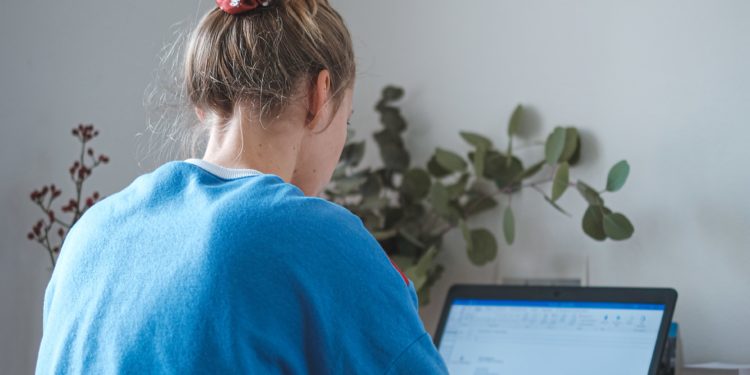 Home office sem adaptação necessária pode causar dores no corpo e problemas no sono