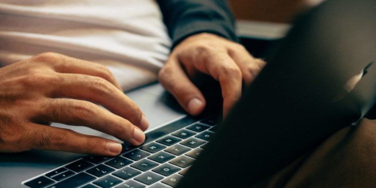 Dores físicas causadas pelo home office estão associadas a baixos índices de bem-estar e saúde mental