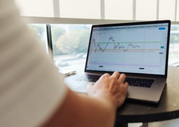 O volume de buscas no Google pode prever retornos de ações?