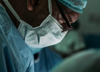 Menos de metade dos profissionais de saúde pública no país recebeu treinamento na pandemia