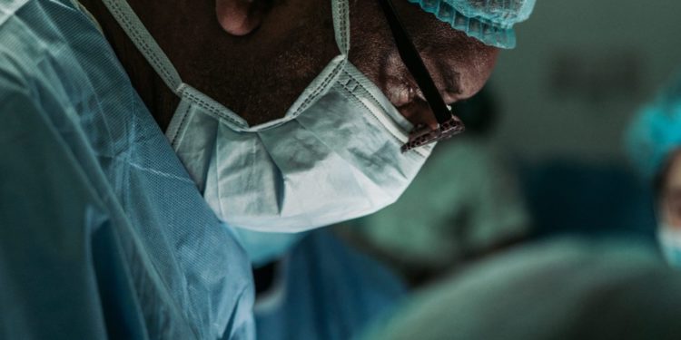 Menos de metade dos profissionais de saúde pública no país recebeu treinamento na pandemia