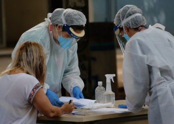Oito de cada dez profissionais de saúde relatam exaustão emocional após um ano de pandemia