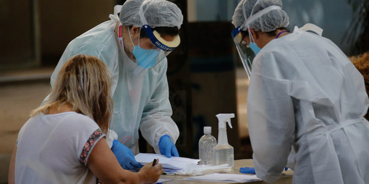 Oito de cada dez profissionais de saúde relatam exaustão emocional após um ano de pandemia