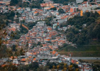 Desigualdades socioeconômicas afetaram mais o curso da pandemia no Brasil do que fatores de risco para a Covid-19