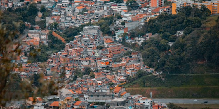 Desigualdades socioeconômicas afetaram mais o curso da pandemia no Brasil do que fatores de risco para a Covid-19