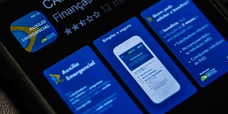 Exclusão digital afetou acesso ao auxílio emergencial durante a pandemia, especialmente para as classes D e E