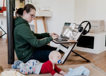 Durante a pandemia, mulheres reportaram maior interrupção do home office por conta da cultura do cuidado com os filhos e a casa
