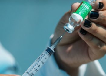 Estratégia de vacinação contra Covid-19 foi dificultada por conflitos políticos e falta de coordenação