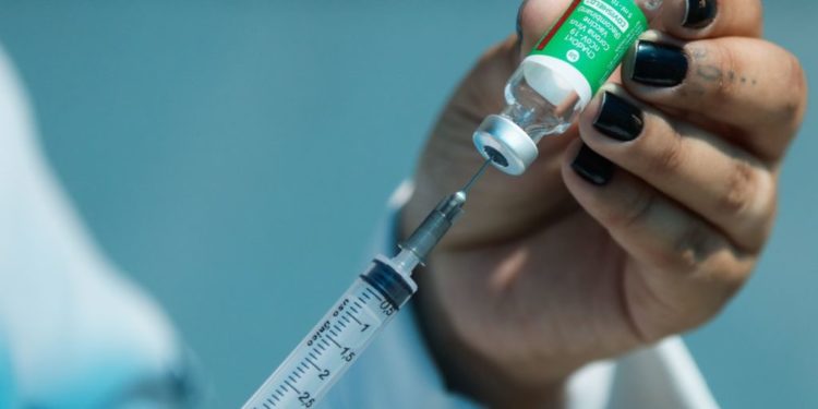 Estratégia de vacinação contra Covid-19 foi dificultada por conflitos políticos e falta de coordenação
