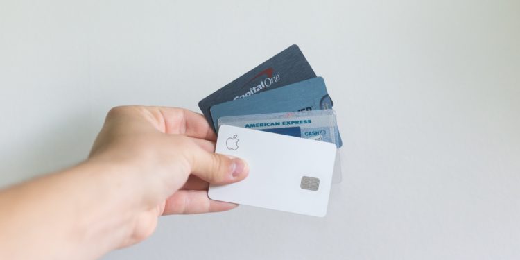 Crença dos consumidores de que o limite de crédito faz parte da renda aponta para necessidade de melhor orientação sobre produtos financeiros