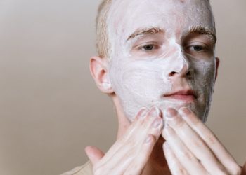 Vaidade e masculinidade influenciam mais o consumo de  cosméticos entre os homens do que estado civil, idade ou renda
