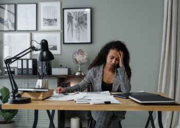 Para alcançar bem-estar financeiro, mulheres precisam superar desafios pessoais, familiares e contextos sociais, mostra levantamento inédito