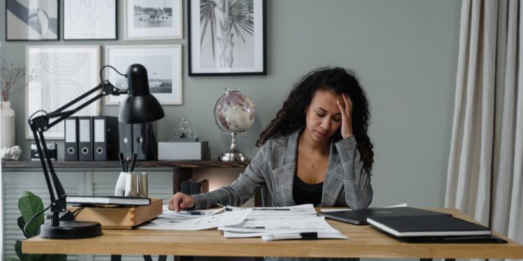 Para alcançar bem-estar financeiro, mulheres precisam superar desafios pessoais, familiares e contextos sociais, mostra levantamento inédito