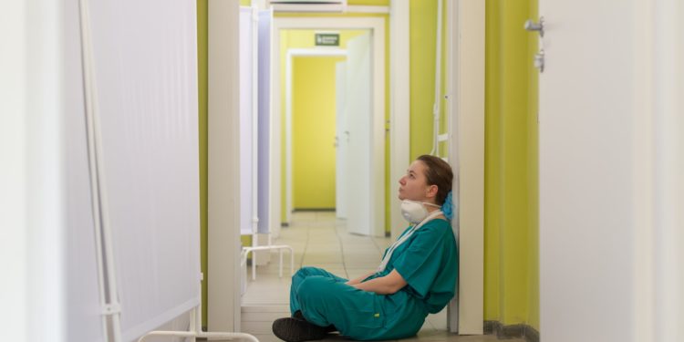 Intensidade do envolvimento dos profissionais de saúde tem relação com exaustão emocional no trabalho, especialmente durante a pandemia