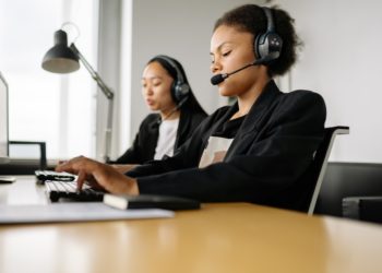 Práticas híbridas de RH conseguem aumentar autenticidade entre colaboradores de call centers, elevando seu desempenho