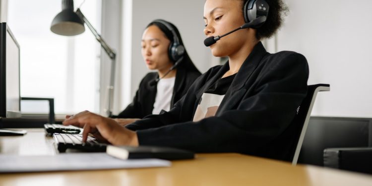 Práticas híbridas de RH conseguem aumentar autenticidade entre colaboradores de call centers, elevando seu desempenho