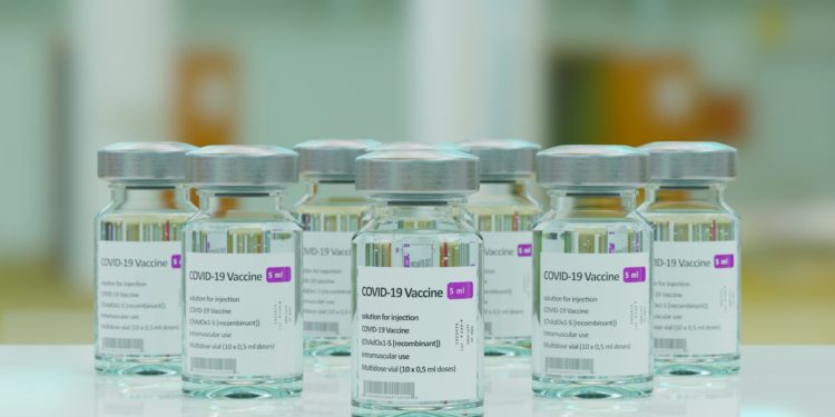 Concentração da cadeia de fornecimento de vacinas no Norte Global pode aumentar desigualdades e agravar vulnerabilidades