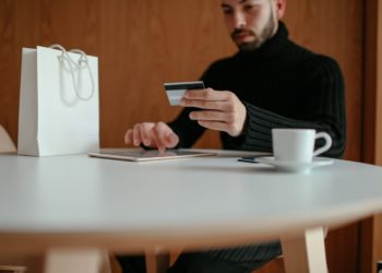 Jovens do gênero masculino dependem mais da educação financeira recebida dos seus pais para fazer boas escolhas na mesma área