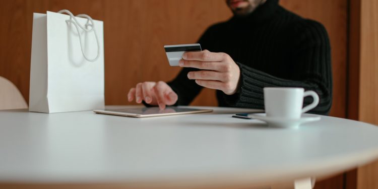 Jovens do gênero masculino dependem mais da educação financeira recebida dos seus pais para fazer boas escolhas na mesma área