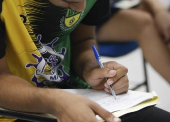Renda familiar, acesso a bolsas de estudo e nível de educação das mães estão entre os fatores que mais afetam desempenho dos alunos no Enem