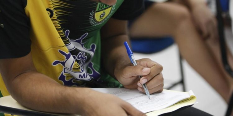 Renda familiar, acesso a bolsas de estudo e nível de educação das mães estão entre os fatores que mais afetam desempenho dos alunos no Enem