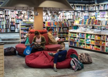 Lojas físicas de livrarias têm relevância por conta da experiência dos consumidores, como o apreço pela leitura e apego aos livros