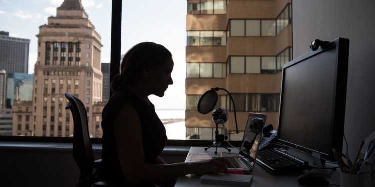 Viés de gênero impacta avaliação do bem-estar financeiro das mulheres