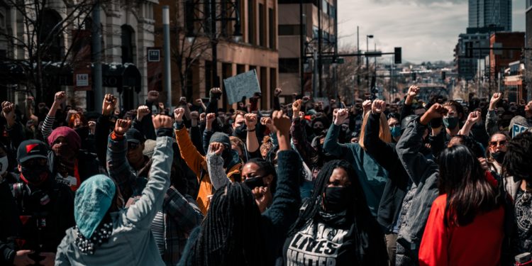 Na crítica ao racismo estrutural, é necessário questionar direito como entidade imparcial, diz pesquisa de Waleska Batista e Silvio Almeida