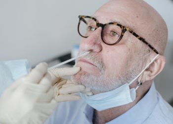 Covid-19: aumento da testagem é fundamental para enfrentar a variante ômicron