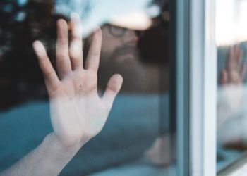 Efeitos psicológicos do isolamento social da Covid-19 são mais intensos em jovens com renda mais baixa e sem ensino superior