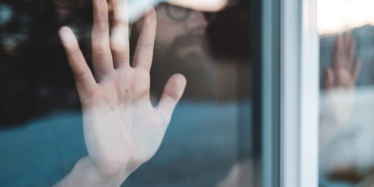 Efeitos psicológicos do isolamento social da Covid-19 são mais intensos em jovens com renda mais baixa e sem ensino superior