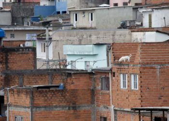 Casas de tijolo à vista em comunidade de São Paulo