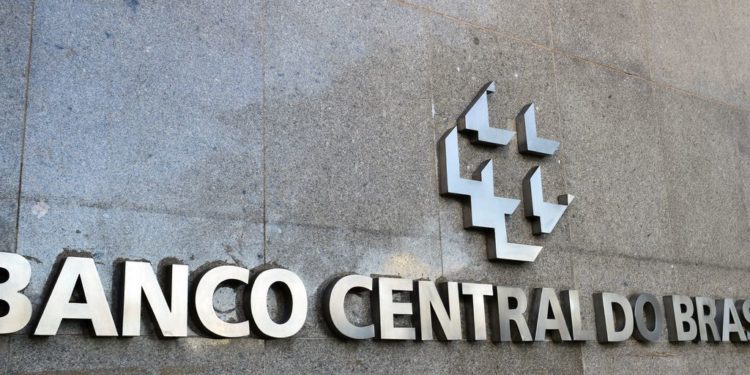 Política monetária de aumento da taxa de juros adotada pelo Banco Central não contribuiu para a queda de preços no Brasil