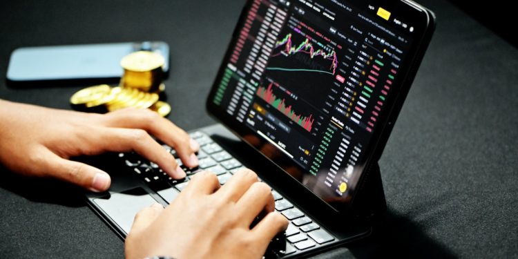 Finanças comportamentais: Novo modelo de previsão da taxa de câmbio, baseado em inteligência artificial, pode trazer maior retorno financeiro para investidores, segundo pesquisa da FGV EAESP