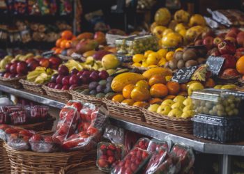 caixas com frutas em balcão de mercado