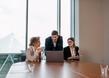 Lideranças que priorizam relações horizontais e coletivas impactam positivamente a gestão em escritórios de advocacia