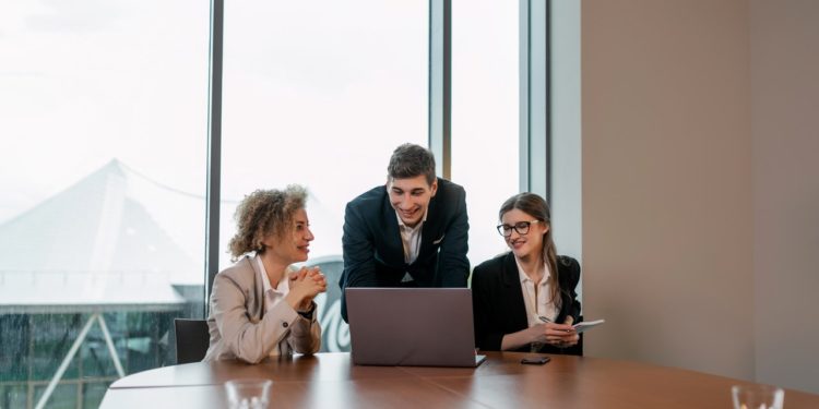 Lideranças que priorizam relações horizontais e coletivas impactam positivamente a gestão em escritórios de advocacia