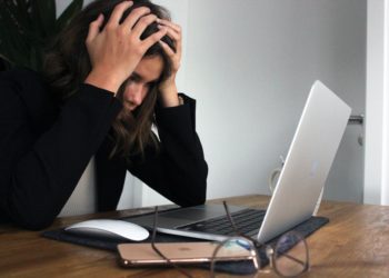 43% dos trabalhadores brasileiros alegam que estão com sobrecarga de trabalho, revela pesquisa