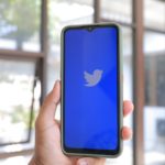Tela de smartphone exige logo do Twitter