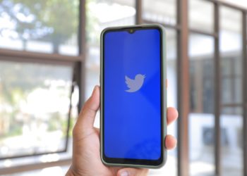 Tela de smartphone exige logo do Twitter