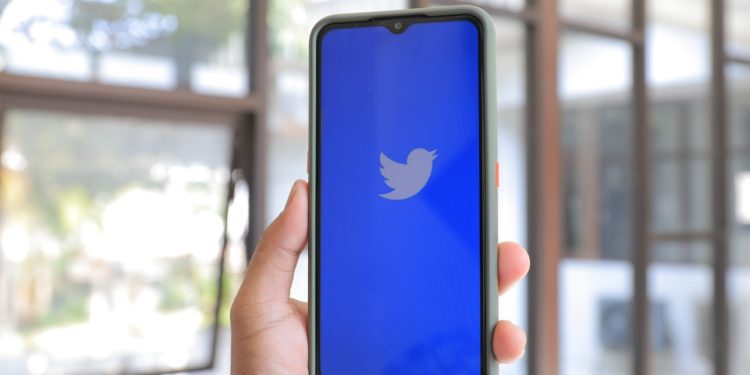 Tela de smartphone exige logo do Twitter