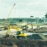 Maquinário amarelo em canteiro de obras