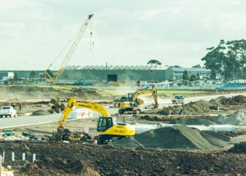 Maquinário amarelo em canteiro de obras
