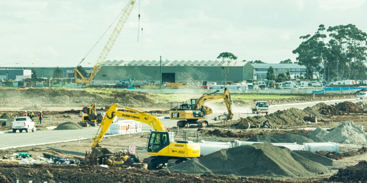 Maquinário amarelo em canteiro de obras